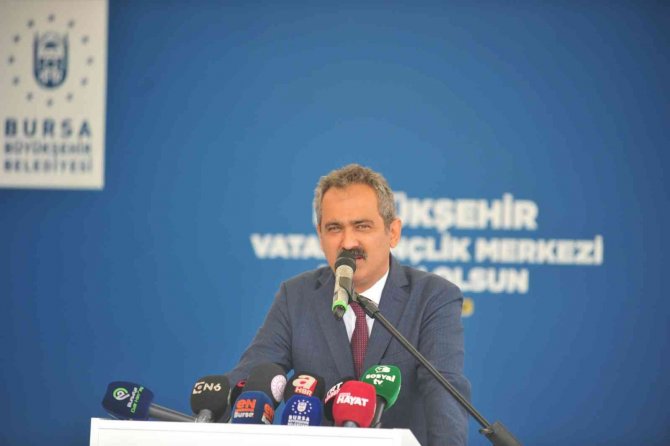 Bakan Özer: "Gençlerimize Güveniyoruz"