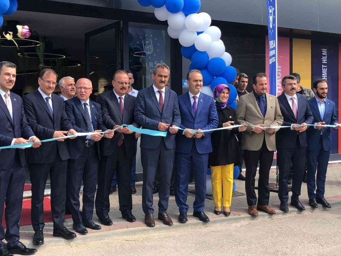 Bakan Özer: "Gençlerimize Güveniyoruz"