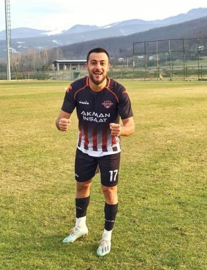 Genç Futbolcu Kalp Krizinden Öldü