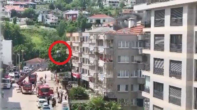 Apartmanda Korkutan Yangın, 3 Kişi Çatıda Mahsur Kaldı