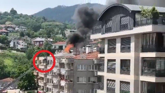 Apartmanda Korkutan Yangın, 3 Kişi Çatıda Mahsur Kaldı