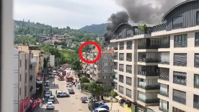 Apartmanda Korkutan Yangın, 3 Kişi Çatıda Mahsur Kaldı