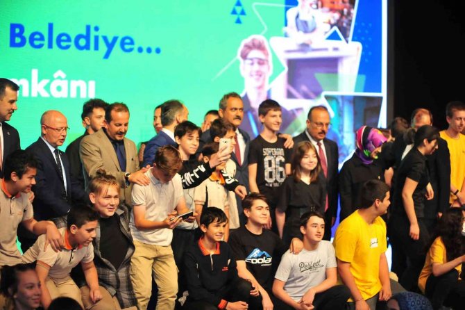 Bakan Özer: "Hedef 1 Milyon Genci Meslek Eğitim Merkezleriyle Buluşturmak"