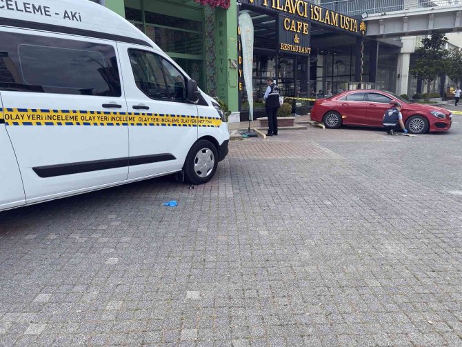 Büyükçekmece’den Silah Sesleri Yükseldi, Lüks Araç Ve İş Yerleri Zarar Gördü