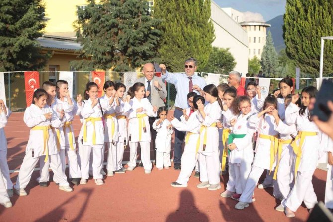 Öğrencilerin Ürettiği El Sanatları Ve Resim Çalışmaları Sergilendi