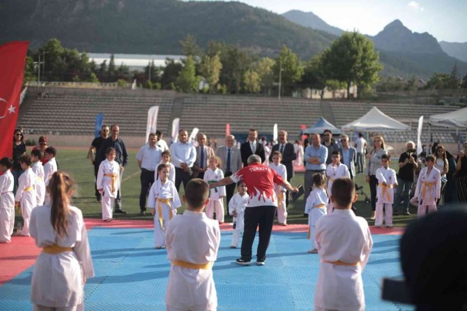Öğrencilerin Ürettiği El Sanatları Ve Resim Çalışmaları Sergilendi