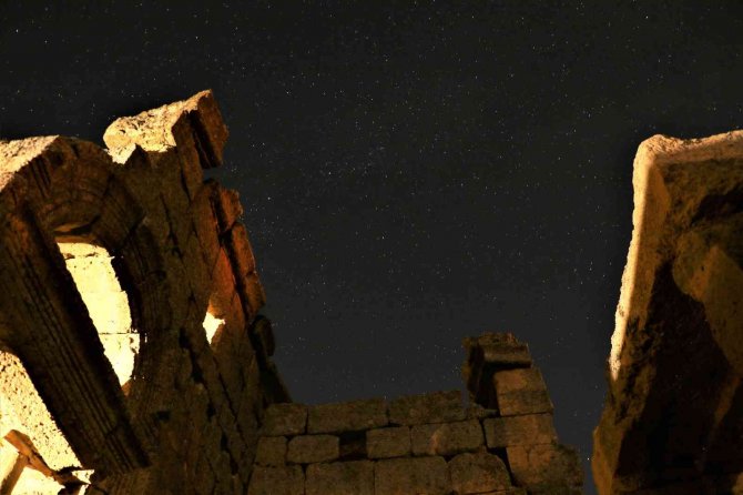 Zerzevan Kalesi Yıldızlar Altında Fotoğraflandı