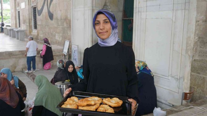 Cami Avlusunda Satışa Sunulan Ürünlere Yoğun İlgi