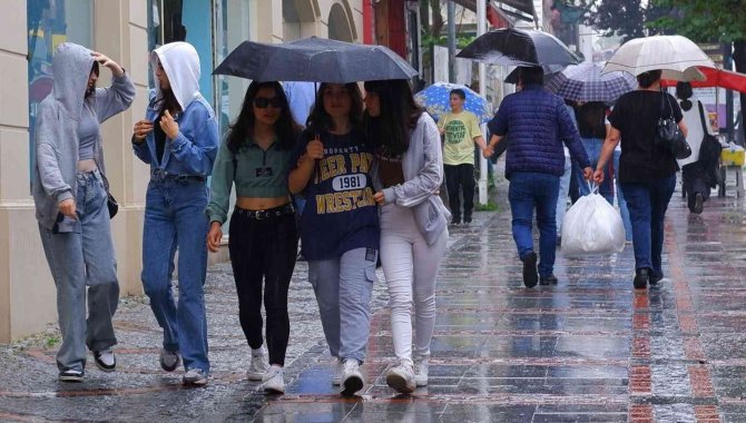 Edirne’de Beklenen Kuvvetli Yağış Etkili Oluyor