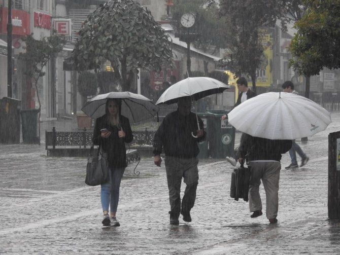 Edirne’de Beklenen Kuvvetli Yağış Etkili Oluyor