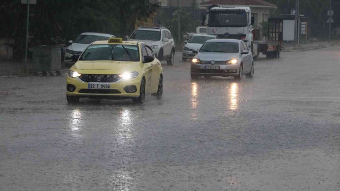 Edirne’de Şiddetli Yağış Sonrası Yollar Göle Döndü