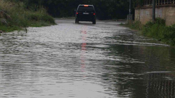 Edirne’de Şiddetli Yağış Sonrası Yollar Göle Döndü