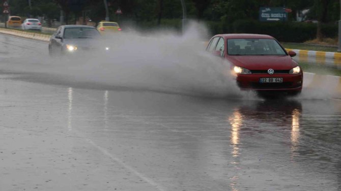 Edirne’de Şiddetli Yağış Sonrası Yollar Göle Döndü
