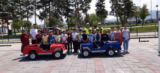 Polis Ekiplerinden 66 Öğrenciye Trafikte Farkındalık Eğitimi