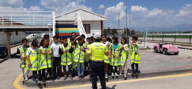 Polis Ekiplerinden 66 Öğrenciye Trafikte Farkındalık Eğitimi