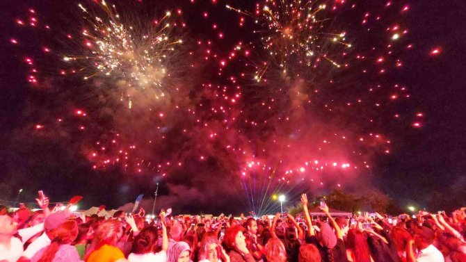 Havai Fişek Ve Lazer Işık Gösterisi Geceyi Gündüze Çevirdi