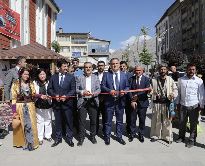 Vali Akbıyık, Kültürel Ve Yöresel Sergiyi Ziyaret Etti
