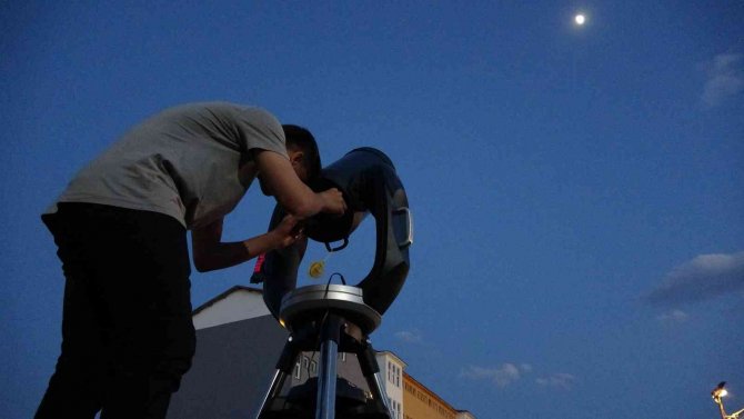 Yarım Ay Üzerinde Bulunan Kraterleri Yakından Görmek İçin Kurulan Teleskoplar İçin Birbirileriyle Yarıştılar