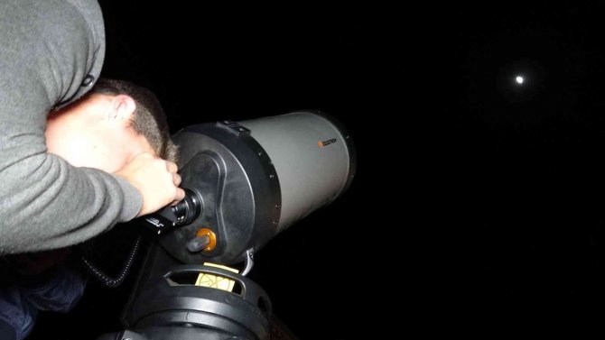 Yarım Ay Üzerinde Bulunan Kraterleri Yakından Görmek İçin Kurulan Teleskoplar İçin Birbirileriyle Yarıştılar