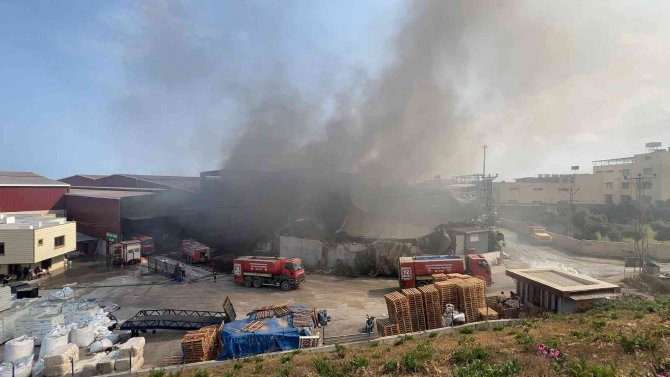 Hatay’da Antrepoda Çıkan Yangın Kısmen Kontrol Altına Alındı
