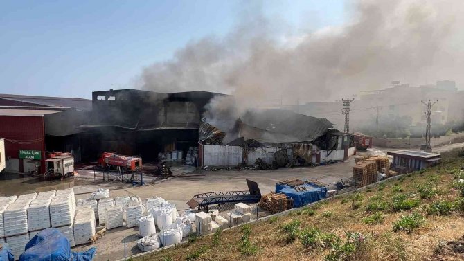 Hatay’da Antrepoda Çıkan Yangın Kısmen Kontrol Altına Alındı