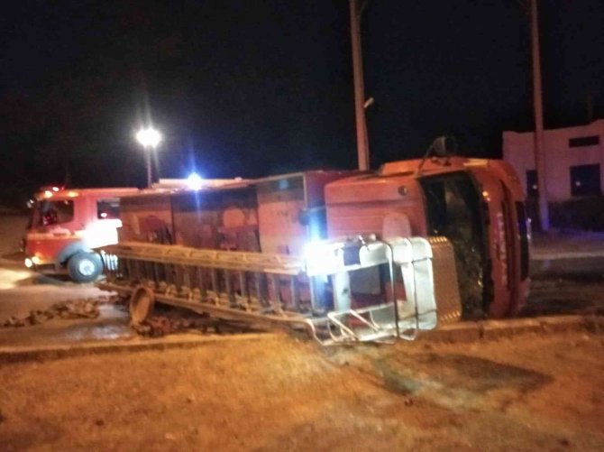 İ̇tfaiye Ekibi Yangına Giderken Kaza Yaptı 2 Yaralı