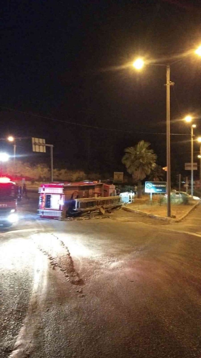 İ̇tfaiye Ekibi Yangına Giderken Kaza Yaptı 2 Yaralı