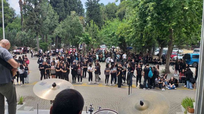 İ̇zmir’de Lise Öğrencileri Yılın Yorgunluğunu Festivalle Attı