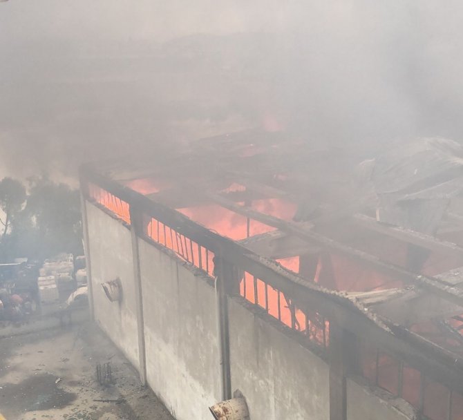 Menemen’de Deri Fabrikasında Yangın
