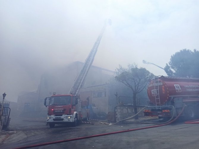 Menemen’de Deri Fabrikasında Yangın