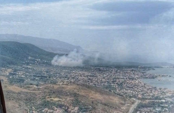 İ̇zmir’de Yerleşim Yerlerine Yakın Ağaçlık Alanda Yangın