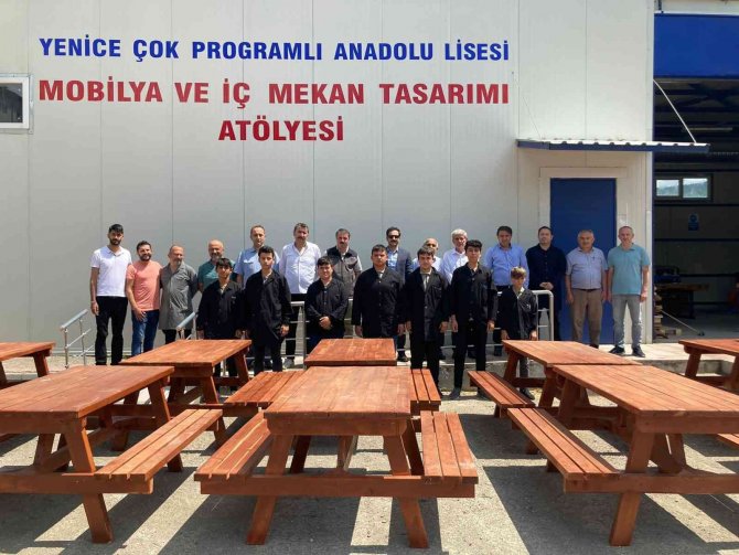 Liseli Öğrencilerin Ürettiği Oturma Bankları Köy Muhtarlarına Teslim Edildi