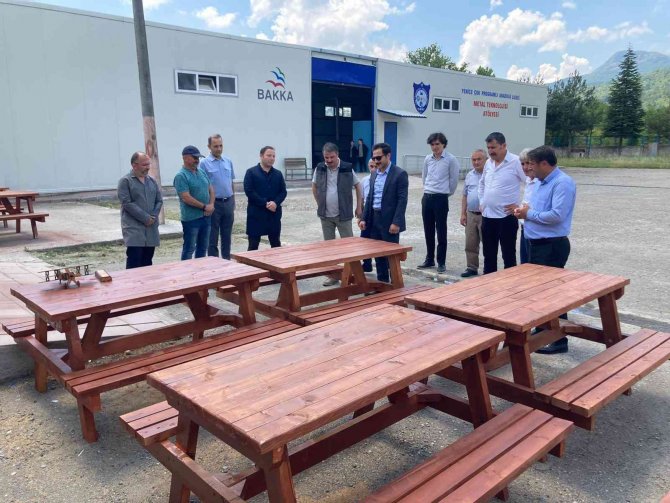 Liseli Öğrencilerin Ürettiği Oturma Bankları Köy Muhtarlarına Teslim Edildi