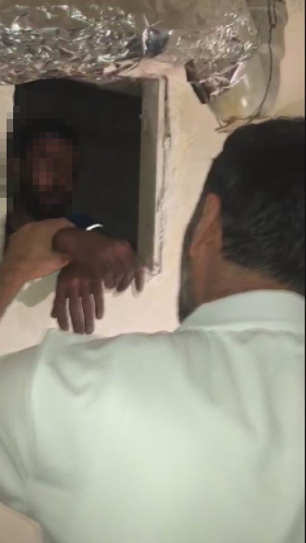 Aranan Şahsı Havalandırma Boşluğunda Yakalayan Polis: "Hadi Gel, Çok Terlemişsin Orada"