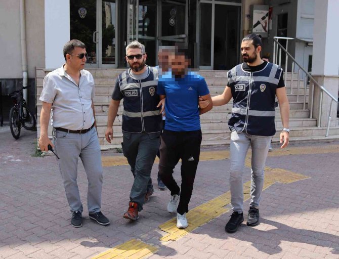 Aranan Şahsı Havalandırma Boşluğunda Yakalayan Polis: "Hadi Gel, Çok Terlemişsin Orada"