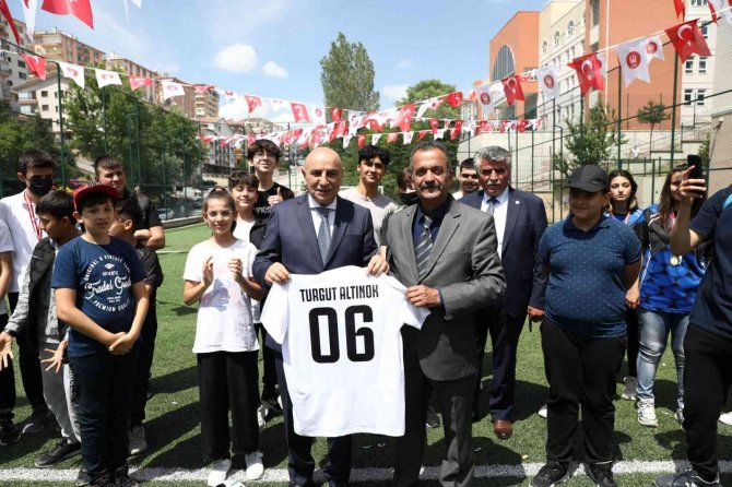Keçiören Belediyesi Bir Okula Daha Halı Saha Kazandırdı