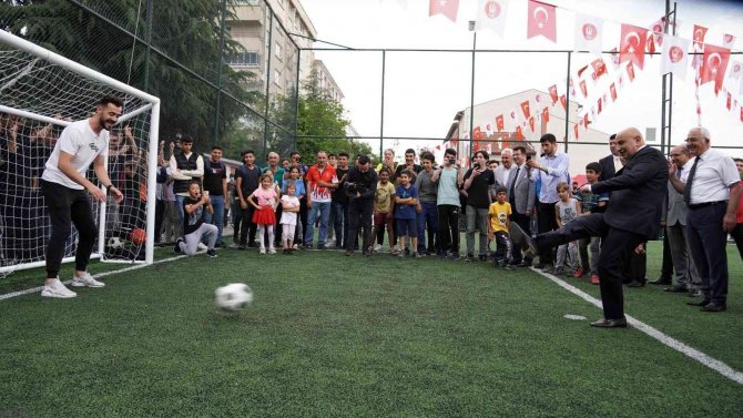 Keçiören Belediyesi’nden Meslek Lisesine Halı Saha