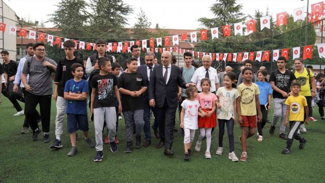 Keçiören Belediyesi’nden Meslek Lisesine Halı Saha