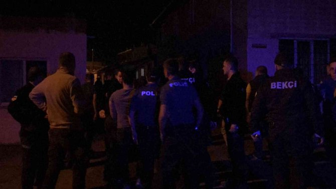 Gözaltına Alınan Şüphelinin Yakınları Tepki Gösterdi: 1 Polis Memuru Yaralandı