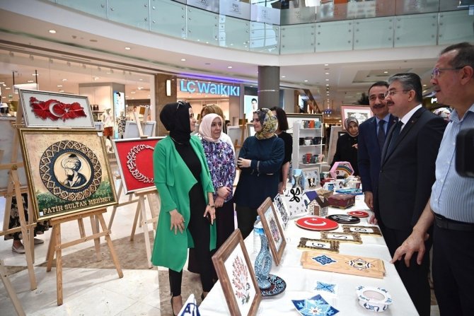 Üniversite Öğrencileri El Emeği Göz Nuru Eserlerini Sergiledi