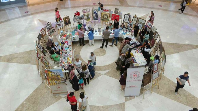 Üniversite Öğrencileri El Emeği Göz Nuru Eserlerini Sergiledi