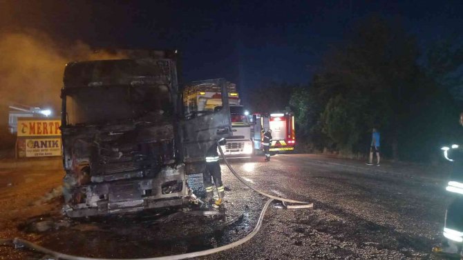 Manisa’da Seyir Halindeki Tır Yandı, Sürücü Son Anda Kurtuldu
