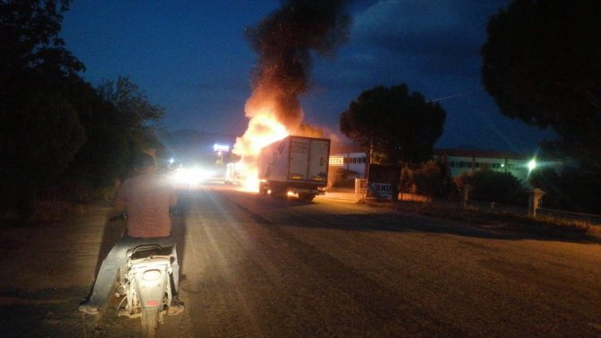 Manisa’da Seyir Halindeki Tır Yandı, Sürücü Son Anda Kurtuldu