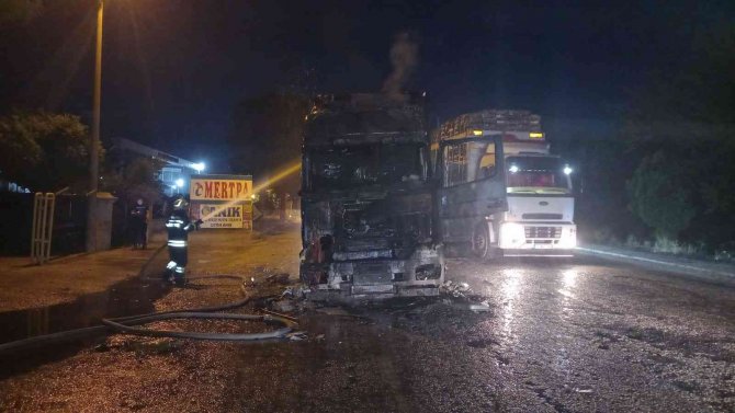 Manisa’da Seyir Halindeki Tır Yandı, Sürücü Son Anda Kurtuldu