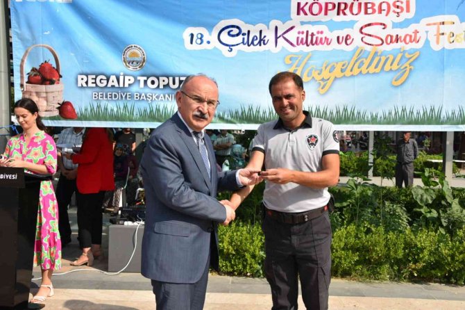 Vali Karadeniz, Köprübaşı Çilek Festivaline Katıldı