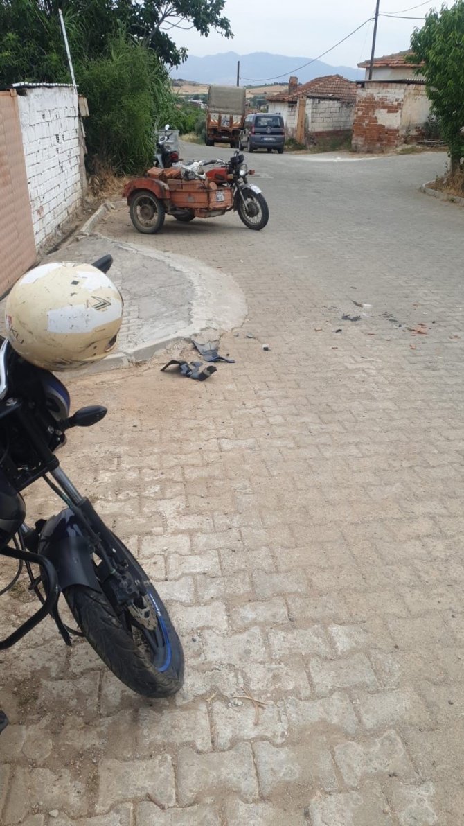 Köy İçinde İki Motosiklet Çarpıştı: 2 Yaralı