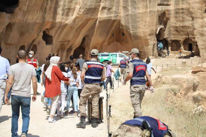 Mardin’de Çevre Haftası’nda Jandarmadan Çöp Toplama Faaliyeti