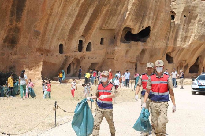 Mardin’de Çevre Haftası’nda Jandarmadan Çöp Toplama Faaliyeti