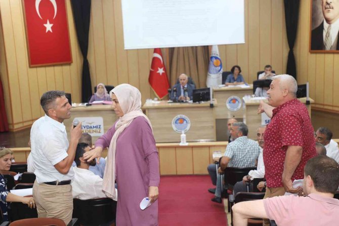 Akdeniz Belediye Meclisi’nde ’İ̇stiklal Marşı’ Ve ’Öcalan’ Gerginliği