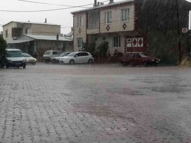 Kısa Süreli Yağış, Mahalleyi Göle Döndürdü